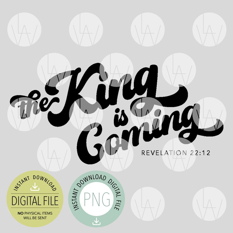 以下が含まれることがあります： スタイリッシュなフォントで「The King is Coming」というテキストが書かれた白黒のデジタルダウンロードグラフィック。「Revelation 22:12」というテキストもグラフィックに含まれています。