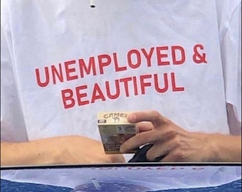 Könnte beinhalten: Weißes T-Shirt mit dem Text "UNEMPLOYED & BEAUTIFUL" in Rot.
