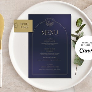 Op de afbeelding: Een marineblauwe bruiloftmenu-sjabloon met gouden tekst en een hemels ontwerp. Het menu bevat de namen "Nicole Clark" en somt de gangen op: Voorgerecht, Hoofdgerecht, Gestoofde korte ribben en Dessert. De tekst "Sjabloon bewerkbaar in Canva" staat op een witte cirkel.