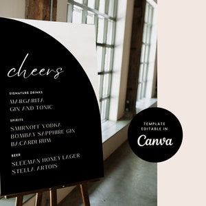 Può includere: Un cartello da bar in bianco e nero con un design a semicerchio. Il cartello dice "cheers" in alto e elenca i drink signature, gli alcolici e la birra. Il testo è in un font sans-serif bianco. Il cartello è su un cavalletto e dice "Template Editable in Canva" in un cerchio nero.