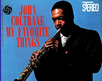 Può includere: Una copertina di un album in bianco e nero con sfondo blu. La copertina dell'album presenta una foto di John Coltrane che suona il sassofono. Il testo "JOHN COLTRANE MY FAVORITE THINGS" è in lettere rosse sulla copertina. Il testo "STEREO" è in lettere bianche sulla copertina.