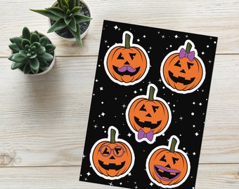 Peut inclure: Un ensemble de six autocollants de citrouille sur le thème d'Halloween avec différentes expressions faciales. Les citrouilles sont orange avec des yeux, des nez et des bouches noirs. Certaines citrouilles ont des détails supplémentaires comme une moustache, des lunettes ou un nœud.