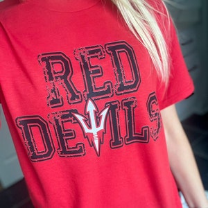 Camisa rosa con diablos rojos clearance