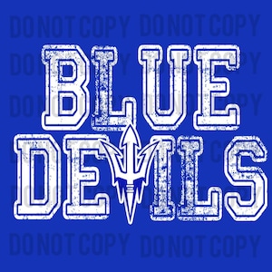 Könnte beinhalten: Königsblauer Hintergrund mit den Worten "BLUE DEVILS" in abgenutzten weißen Buchstaben. Eine weiße und blaue Dreizack-Grafik ist zwischen den Wörtern zentriert. Der Text "DO NOT COPY" ist schwach sichtbar.