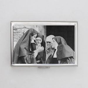 Monjas fumando cigarros o tarjetero - Anarquía, Monjas divertidas, Chiste religioso, Jesús mirando, Estuche divertido, Tarjetero, Estuche para identificación
