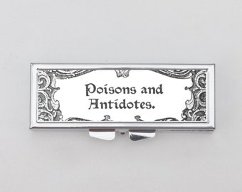 Poisons and Antidotes Pillendose - SteamPunk, Gothic, Kurios, Seltsam und Ungewöhnlich, Geschenke, Schmuckschachtel, Pillenhalter, Pillenhalter, Reisegröße