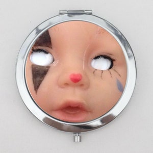 Possessed Doll Taschenspiegel OR Pillendose - Puppengesicht, gruselige Puppe, kleiner Spiegel, Schminkspiegel, tragbarer Spiegel, Reiseetui