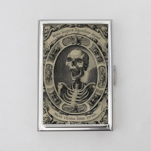 Skelett Zigarettenetui ODER Kartenhalter - Dark Academia Kunstwerk, Skelettdruck, Zigarettenetui, Visitenkarte, Ausweishalter, 21+ Geburtstagsgeschenk