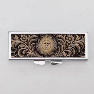 Pastillero con diseño de sol: diseño vintage, sol de la vieja escuela, arte solar, estampado solar, diseño floral, sol, joyero, pastillero, pastillero, viaje