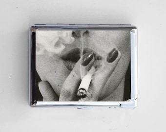 Vintage Compact Cigarette Case with Built-In Lighter – Chrome Metal, Epoxy Design on Back, Fits Up to 50mm Mini/Short Cigarettes