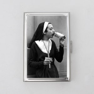Trinkende Nonne Zigarettenetui ODER Kartenhalter - Anarchie, lustige Nonnen, religiöser Witz, betrunken, Schnaps Geschenk, lustiger Koffer, Visitenkarte, Ausweishülle
