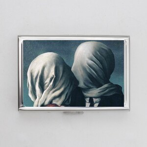 The Lovers II Zigarettenetui ODER Kartenhalter - 1928 von Rene Magritte, Partnergeschenk, Paargeschenk, handgemachtes Geschenk, Kunstliebhaber