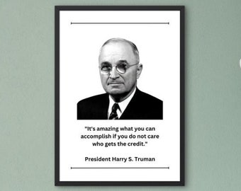 Könnte beinhalten: Schwarzweißfoto von Präsident Harry S. Truman mit einem Zitat: "Es ist erstaunlich, was man erreichen kann, wenn man sich nicht darum kümmert, wer den Verdienst erhält."
