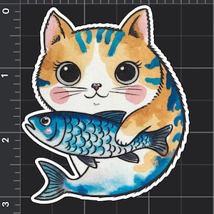 Könnte beinhalten: Eine Aquarell-Illustration einer Katze, die einen blauen und weißen Fisch hält. Die Katze hat orangefarbenes und weißes Fell mit blauen Streifen. Die Katze hat große, schwarze Augen und eine rosa Nase.