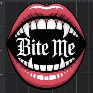 Puede incluir: Una pegatina con una ilustración estilizada de labios rojos con colmillos afilados. Las palabras "Bite Me" están escritas en letras góticas blancas sobre un fondo negro. El diseño tiene un estilo audaz y gráfico.