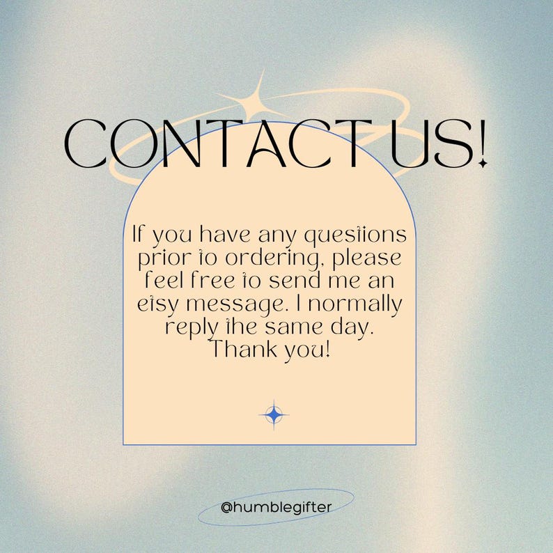 K&ouml;nnte beinhalten: Digitalgrafik mit dem Text "CONTACT US!" in einer stilisierten Schriftart. Der Text befindet sich &uuml;ber einem hellorangen Rechteck mit zus&auml;tzlichem Text. Der Hintergrund ist ein Farbverlauf aus Blau und Wei&szlig; mit Sternen-Akzenten.