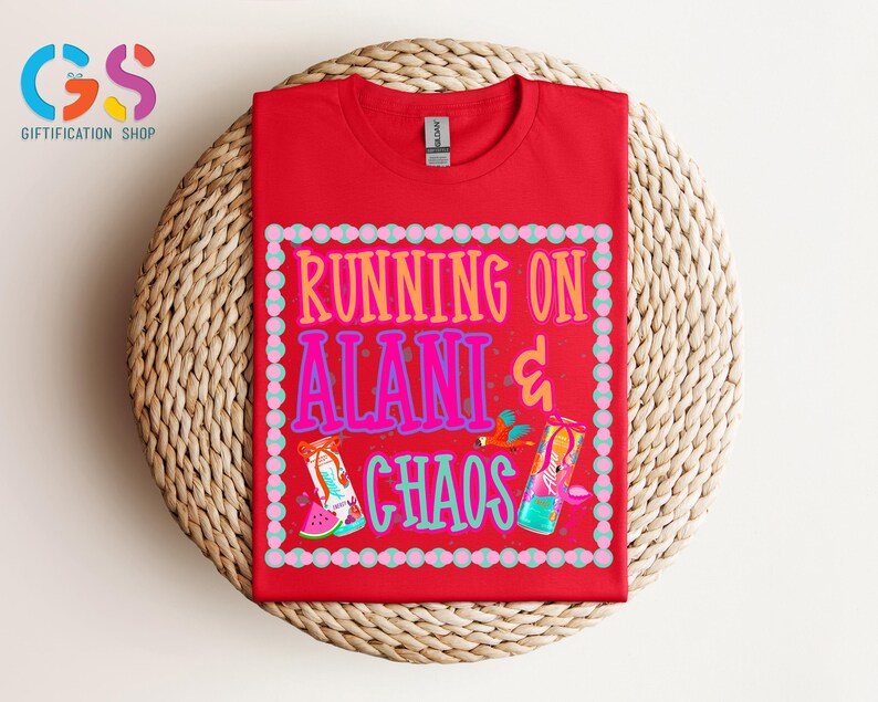 Puede incluir: Una camiseta roja con el texto "RUNNING ON ALANI & CHAOS" en un dise&ntilde;o colorido. El dise&ntilde;o incluye im&aacute;genes de una sand&iacute;a y una bebida. La camiseta se muestra sobre una superficie tejida.