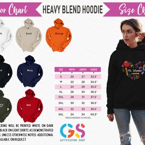 Pode incluir: Um moletom preto de mistura pesada com um design em forma de cora&ccedil;&atilde;o com material escolar e o texto "Ms. Wheeler". A imagem tamb&eacute;m exibe uma tabela de cores e uma tabela de tamanhos com medidas em polegadas.