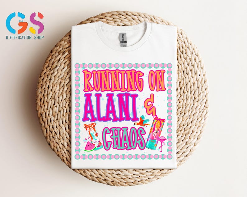 Puede incluir: Camiseta blanca con el texto "RUNNING ON ALANI & CHAOS" en rosa y naranja, con gr&aacute;ficos coloridos de un zapato, un p&aacute;jaro y una bebida. La camiseta se muestra sobre una superficie circular tejida.