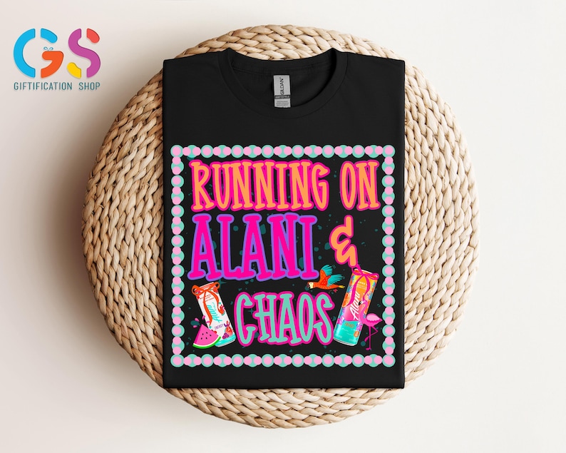 Puede incluir: Camiseta negra con el texto "RUNNING ON ALANI & CHAOS" en rosa y naranja, enmarcado por un borde turquesa y blanco. El dise&ntilde;o incluye ilustraciones coloridas de un flamenco, una bebida y una rodaja de sand&iacute;a.