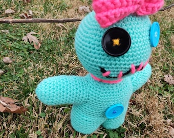 Muñeco vudú inspirado en Lilo y Stitch de Disney, color turquesa y rosa, con ojos de botón. Juguete para niños.