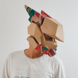 Plantilla de casco de robot de cartón con cuerno. Patrón imprimible DIY para crear un casco de robot de fantasía a partir de cartón corrugado