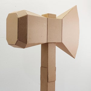 Plantilla de cartón para hacer un hacha con martillo. Patrón imprimible para crear un hacha grande con cartón corrugado