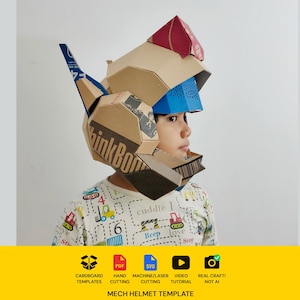 Pode incluir: Um capacete mech de papelão com painéis geométricos, uma seção superior vermelha e detalhes em azul. A lateral do capacete exibe o texto "ThinkBook" em preto. O capacete é feito de papelão ondulado marrom com costuras visíveis.