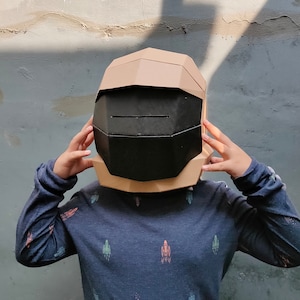 Plantilla de casco de astronauta de cartón. Patrón imprimible DIY para crear un casco de astronauta con cartón corrugado.