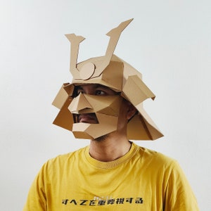 Plantilla de artesanía de cartón para hacer un casco samurái sencillo con máscara. Plan de bricolaje.