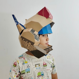 Modèle de casque de robot en carton. Modèle imprimable DIY pour créer un casque de robot avec visière rétractable à partir de carton ondulé