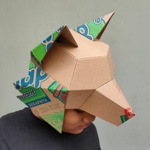 Plantilla de cartón para sombrero de lobo. Casco de media cara con cabeza de lobo. Patrón imprimible DIY para crear un sombrero de lobo a partir de cartón corrugado