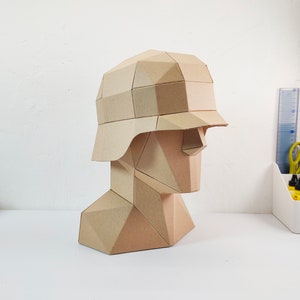 Plantilla digital de casco de combate alemán Stahlhelm de cartón. Patrón imprimible DIY para crear un casco Stahlhelm a partir de cartón corrugado