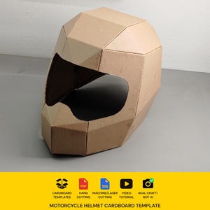 Può includere: Un casco da moto geometrico costruito con pannelli di cartone marrone con un'ampia area della visiera aperta. Sotto il casco, un banner giallo mostra icone per modelli in cartone, PDF, SVG, taglio a macchina, video tutorial e artigianato reale, con il testo MOTORCYCLE HELMET CARDBOARD TEMPLATE.