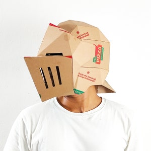 Plantilla de casco de caballero de cartón. Patrón imprimible DIY para crear un casco articulado con cartón corrugado.
