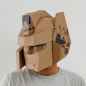 Modèle de tête de robot en carton avec casque facial. Modèle imprimable DIY pour créer une tête de robot portable Transformer à partir de carton ondulé