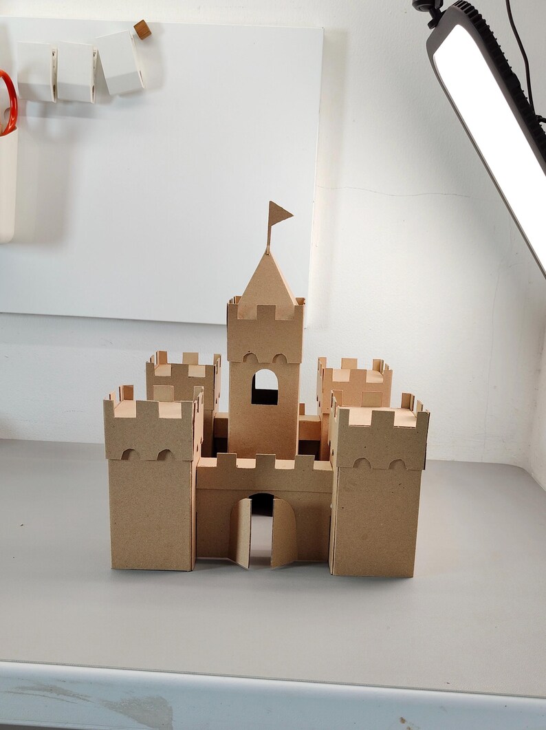 Modello in cartone di castello o fortezza / Progetto in miniatura fai da te e schema per lavoretti per bambini / SVG PDF immagine 3