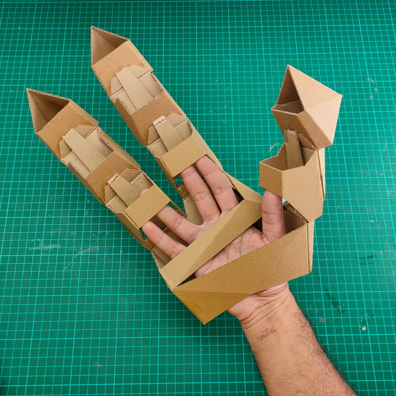 Cardboard Articulated mechanical finger claw