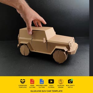 Puede incluir: Un modelo de SUV de cartón marrón con un diseño sin pegamento. La plantilla incluye iconos para plantillas de cartón, PDF, SVG, corte a máquina o láser, tutorial en vídeo, diseño sin pegamento y artesanía real. Texto: GLUELESS SUV CAR TEMPLATE.