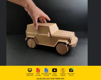 Może przedstawiać: Brązowy model SUV-a z tektury o konstrukcji bezklejowej. Szablon zawiera ikony szablonów tekturowych, PDF, SVG, cięcia maszynowego lub laserowego, samouczka wideo, projektu bezklejowego i prawdziwego rzemiosła. Tekst: GLUELESS SUV CAR TEMPLATE.