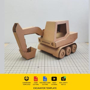Peut inclure: Un modèle d'excavatrice en carton brun avec un bras et un godet mobiles, une cabine aux fenêtres ouvertes et six roues. La base comporte des étiquettes pour modèles en carton, PDF, SVG, découpe manuelle, découpe machine, tutoriel vidéo et artisanat.