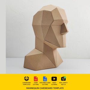 Może przedstawiać: Geometryczne popiersie ludzkiej głowy wykonane z beżowego kartonu, o fasetowanym designie typu low-poly z widocznymi łączeniami. Podstawa zawiera ikony szablonów kartonowych, PDF, SVG, cięcia maszynowego, samouczka wideo i prawdziwego rękodzieła z napisem: MANNEQUIN CARDBOARD TEMPLATE.