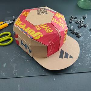 Plantilla de gorro de hip hop de cartón. Patrón imprimible DIY para crear un gorro de hip hop a partir de cartón corrugado