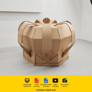 Peut inclure: Une couronne en carton brun avec un design à plusieurs pointes et des segments arqués. Sous la couronne, le texte indique : CARDBOARD TEMPLATES, PDF, SVG, HAND CUTTING, MACHINE/LASER CUTTING, VIDEO TUTORIAL, REAL CRAFT! NOT AI, CROWN TEMPLATE.