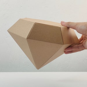 Modèle PDF en forme de losange en carton. Modèle imprimable DIY pour créer une forme de losange heptagone à partir de carton ondulé