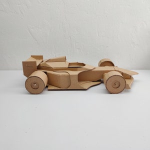 Modèle de marque de voiture F1 en carton. Modèle imprimable DIY pour créer une marque de voiture F1 2 à partir de carton ondulé