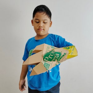 Modèle de gantelet à griffes en carton. Modèle imprimable DIY (pdf - redimensionnable) pour créer une grande griffe à partir de carton ondulé