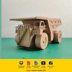 以下が含まれることがあります： 大きな荷台、キャビン、特大の車輪を備えた段ボール製のダンプトラックの模型。トラックの下の黄色いバナーには、段ボールのテンプレート、PDF、SVG、ビデオチュートリアル、実物工芸のアイコンが表示されており、HAUL TRUCK TEMPLATEというテキストが記載されています。