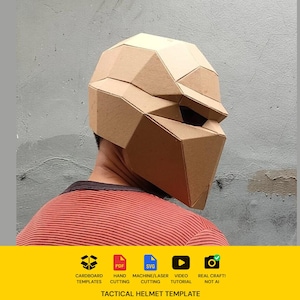 Könnte beinhalten: Ein geometrischer Helm im Low-Poly-Stil aus beigefarbener Pappe. Der Helm hat ein facettiertes, kantiges Design mit einer einzelnen horizontalen Augenöffnung. Unter dem Helm steht der Text: CARDBOARD TEMPLATES, PDF, SVG, HAND CUTTING, MACHINE/LASER CUTTING, VIDEO TUTORIAL, REAL CRAFT! NOT AI, TACTICAL HELMET TEMPLATE.