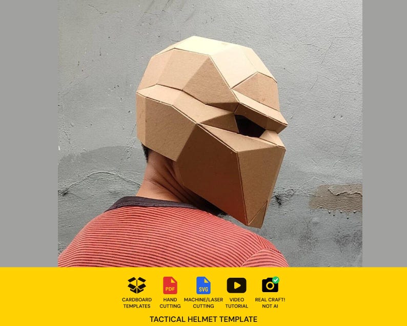 Puede incluir: Un casco de estilo geom&eacute;trico y bajo pol&iacute;gono construido con cart&oacute;n color canela. El casco presenta un dise&ntilde;o angular facetado con una &uacute;nica abertura horizontal para los ojos. Debajo del casco, el texto dice: CARDBOARD TEMPLATES, PDF, SVG, HAND CUTTING, MACHINE/LASER CUTTING, VIDEO TUTORIAL, REAL CRAFT! NOT AI, TACTICAL HELMET TEMPLATE.